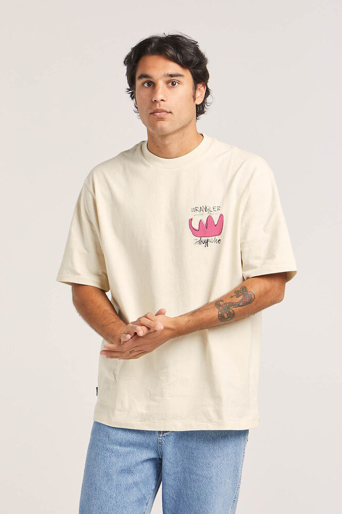 WRANGLER Jakey Pedro Hats Off Slacker Tee Ecru